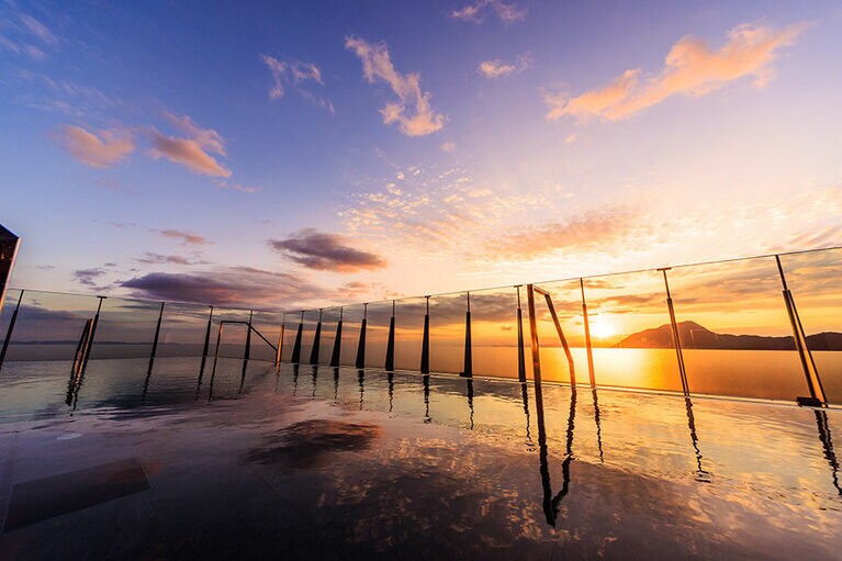 神々しい朝日を湯船に浸かりながら見られます。