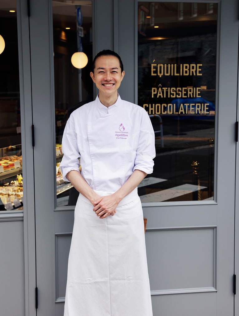 オーナーシェフ・パティシエの德永純司さん。