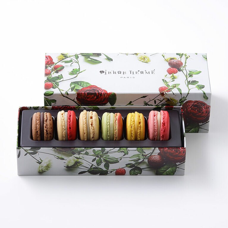 マカロン 6個詰合わせ 2,808円(ショコラ アメール、ヴァニーユ エ フレーズ、アンフィニマン ジャスマン、ジャルダン ド プランタン、 アンフィニマン シトロン、イスパハン 各1)。