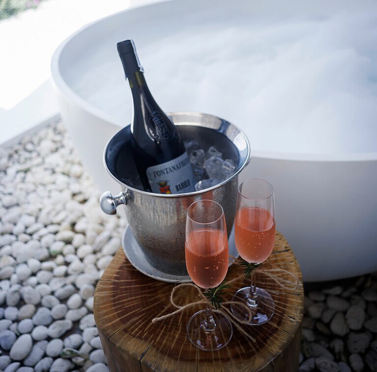 ヴィラにシャンパンを用意してくれるハネムーンセット。