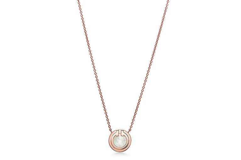ティファニー T トゥー マザーオブパール サークル(18K ローズゴールド、マザーオブパール) 157,300円。