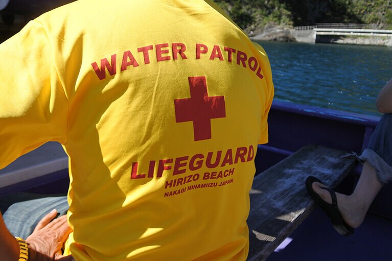 沖の船からも安全を確認しています。