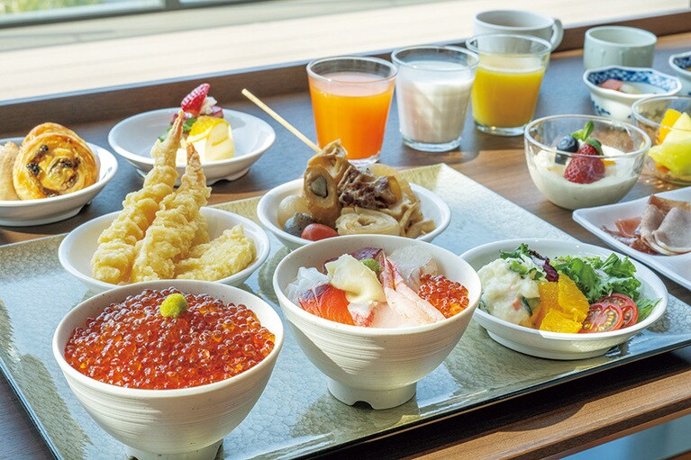 朝食は豊洲市場のお膝元にふさわしい、海鮮をふんだんに用いた90種類以上の品々をバイキングスタイルで。新鮮な魚介が並ぶコーナーでは自分好みの海鮮丼を作れる。