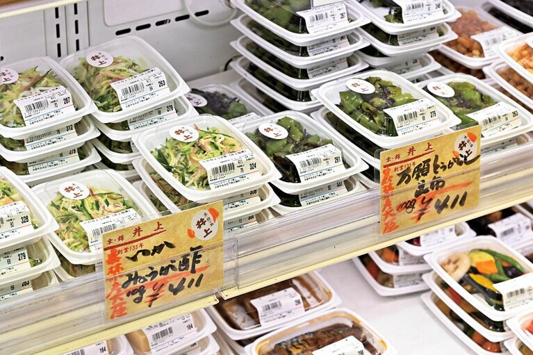 惜しまれつつ閉店した錦市場の「井上佃煮店」の店主に入社してもらい、店で製造・販売。長年地元民に愛された味を引き継ぐ情熱の高さ。イチオシは「万願寺とうがらし昆布」。