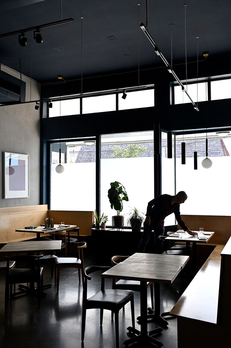 天井の高いモダンな店内。