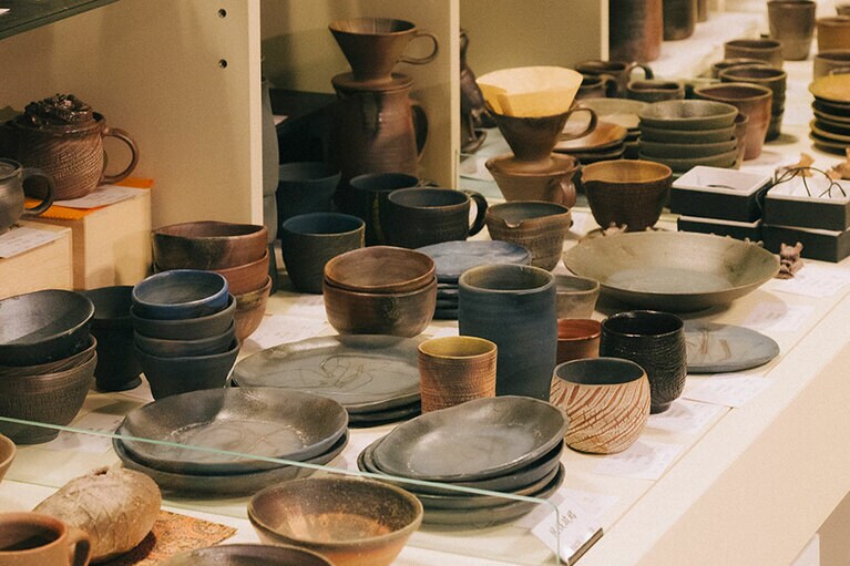 「備前焼伝統産業会館」の2階ではさまざまな形状や用途の備前焼を手に取りながら見学し、購入も可能。