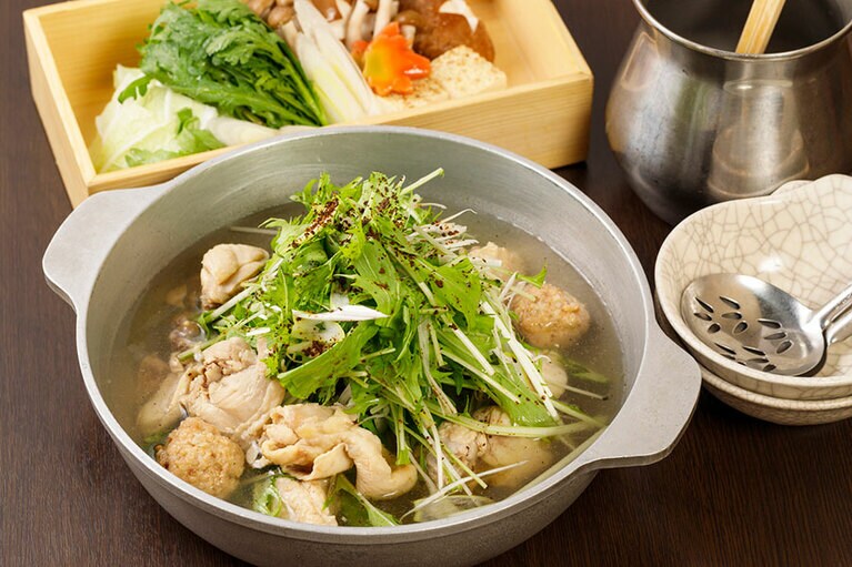 【隠れ房】コラーゲンスープと和スパイスの鶏鍋。