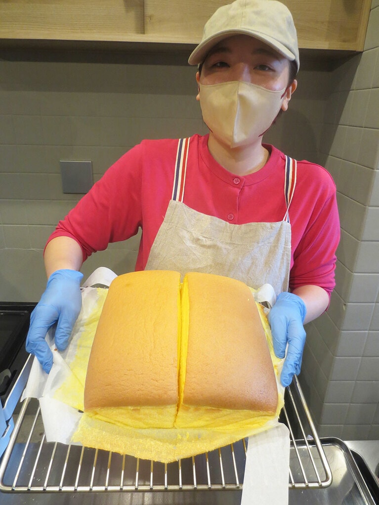 焼きたての台湾カステラ。