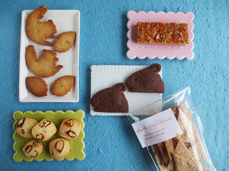 左上から時計回りで「くるみはちみつクッキー」1袋260円、「フロランタン」1袋260円、「黒うさぎクッキー」1袋220円、「クラッカー」1袋450円。「プラリーヌクッキー」1袋260円。