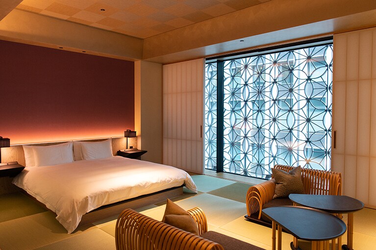 「桜」は、竹素材のクローゼットや太鼓張りの障子が特徴。朝は、江戸小紋柄の格子が陽に照らされ、美しい影を障子に描く。