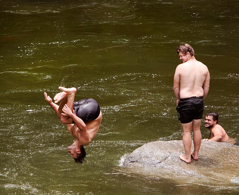 国立公園には川遊びに訪れる人も多い。