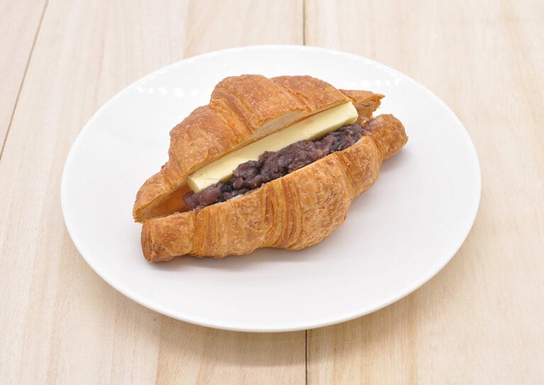 「あんバタークロワッサン」テイクアウ 378円、イートイン 385円／Curly’s Croissant TOKYO BAKE STAND。