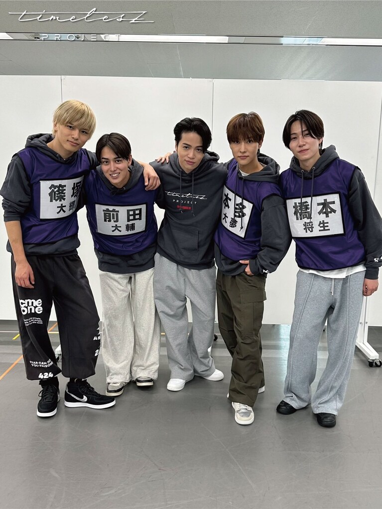 team KIKUCHIのメンバー。左から、篠塚くん（候補生）、前田くん（候補生）、菊池さん、本多くん（候補生）、橋本くん（候補生）。「timelesz project」公式Xより。