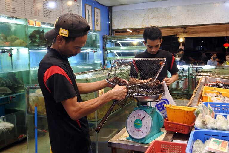 鮮度が命とばかりに、オーダーが入ると、すかさずアクション。