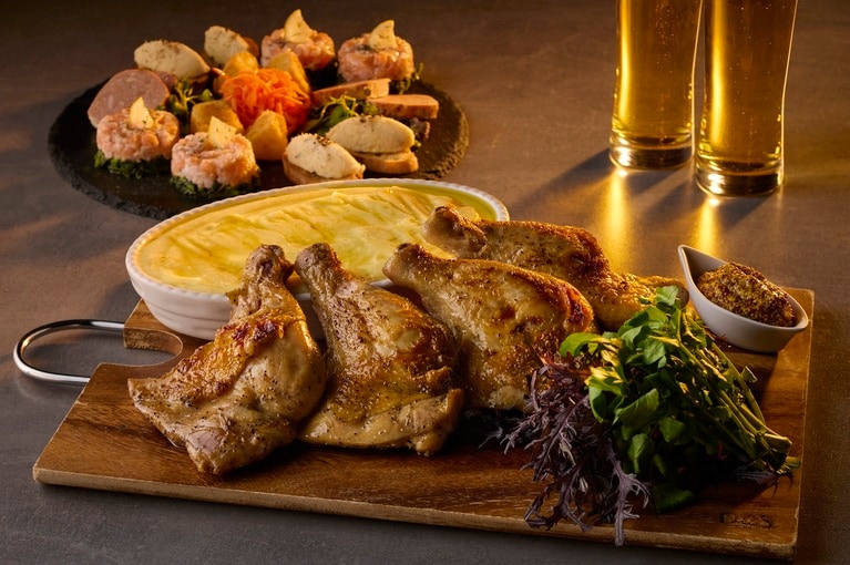 フランス編（9～10月）の料理イメージ。「チキンコンフィ ポム・ムースリーヌとムーダルト添え」など、旨みを重ねたソースや火入れにこだわった秋らしい深みのある料理は、ワインとの相性も抜群。