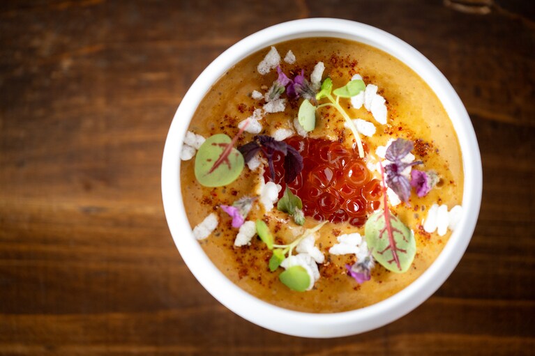 3品目の「毛蟹 バターナッツ」。アクセントとして村上産のイクラとコシヒカリを使った米のパフをプラス。