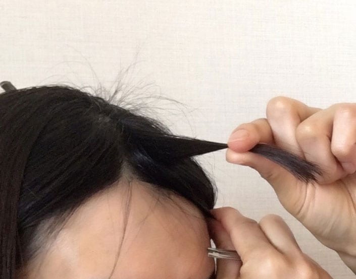 前髪を更にスライスして2等分し、上だけ残す。