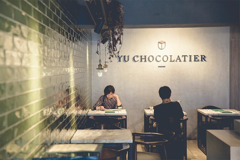 静かにケーキを味わう人が多い。