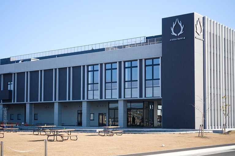 温泉施設とショップが入居する温泉棟。屋上は展望台になっていて、青々とした仙台湾を見晴らすことができます。