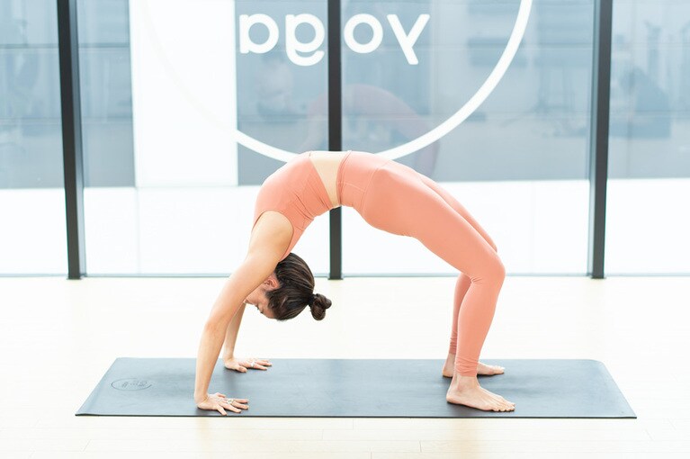 【#16 目覚めが悪いときは頭に血を巡らせて心身をゼロリセットする朝ヨガ】ダイナミックな「ウィールポーズ」で全身にも血流を巡らせて。月経痛の軽減や姿勢改善効果も。