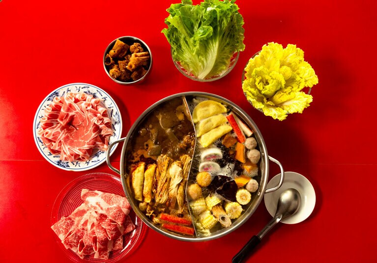 具材は野菜、肉類、魚のすり身ボールから〆の麵まで多数揃う。各30元～550元。