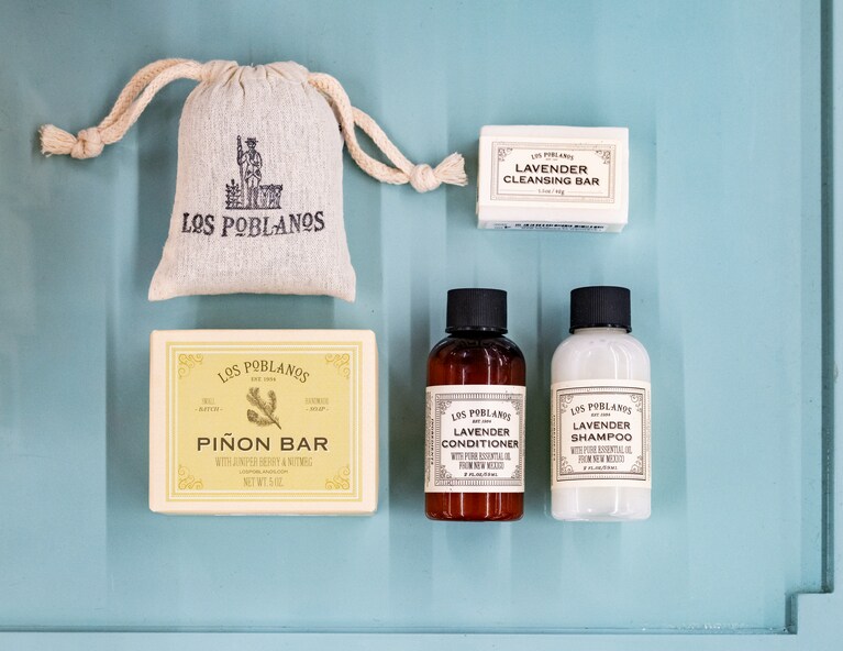 アルバカーキでラベンダー農園とホテルを運営している「ロスポブラノス」。オーガニックのラベンダーを使ったコスメが人気。ラベンダーシャンプー6ドル、クレンジングバー4ドル、サシェ8ドルほか。