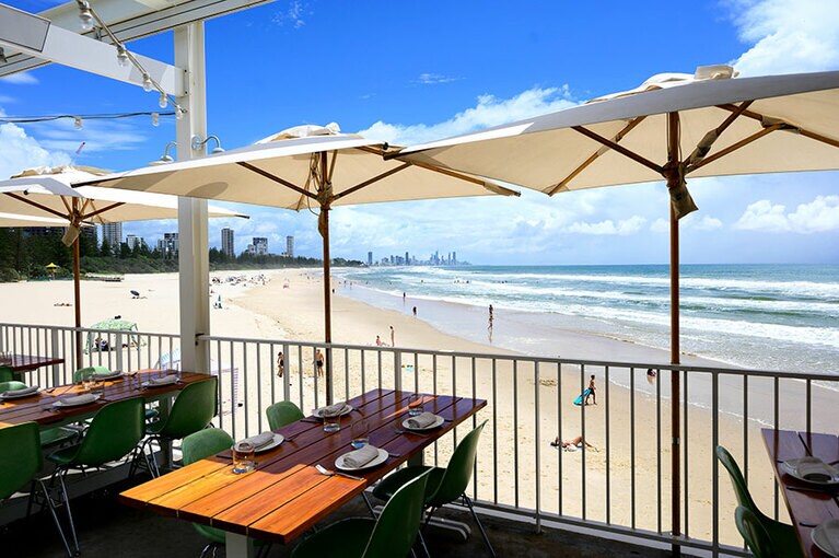 オープンエアで心地いい「ザ・トロピック」のテラス席。