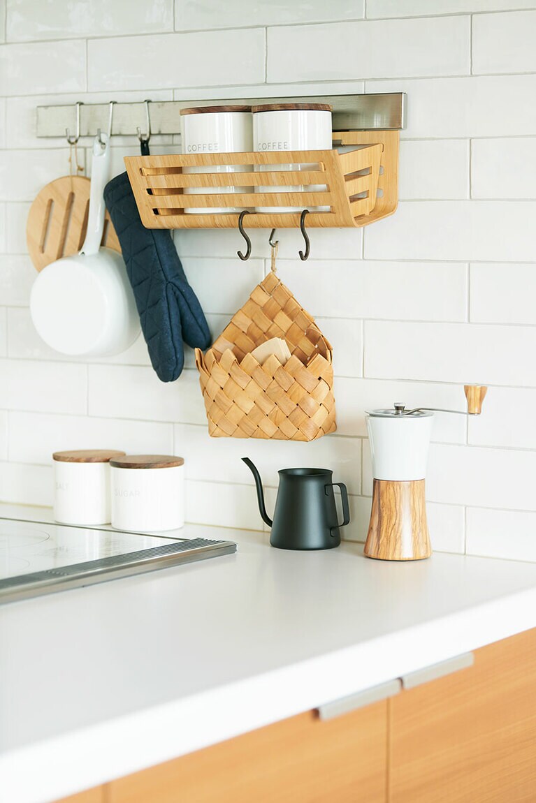 キッチン周りはニトリのキャニスターなどを並べ、見せる収納を楽しんでいる。