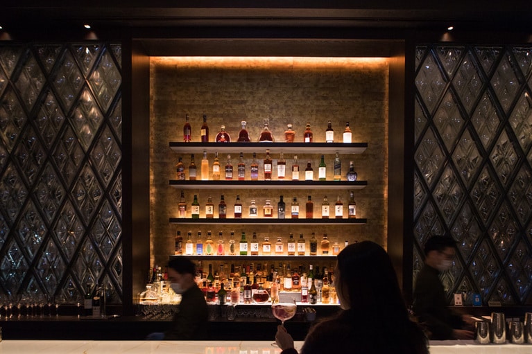 「ザ・バー＆シガーラウンジ」で世界の銘酒を手にくつろぐひとときも素敵。