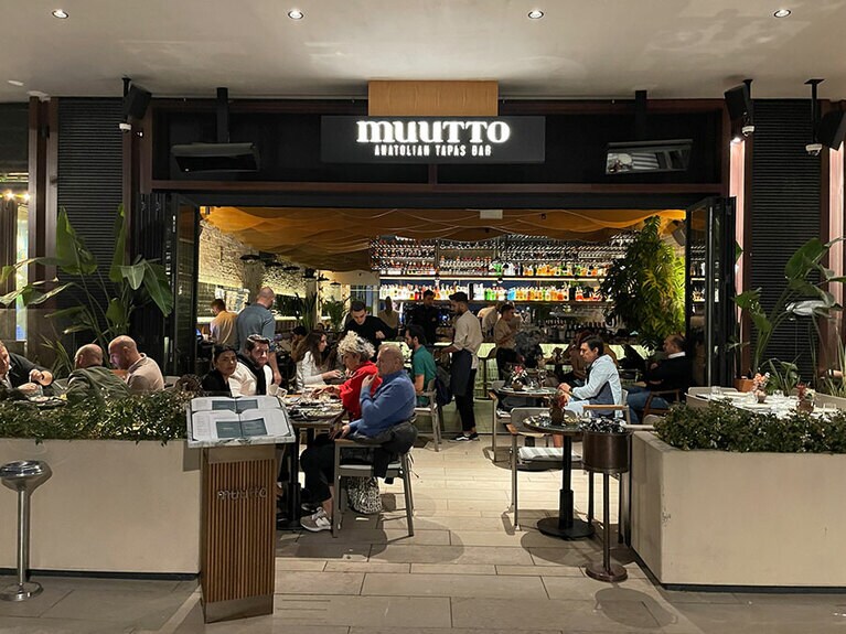 ショッピングアーケードの1階部分。海側からもアーケードのパティオ側からもはいることができる。