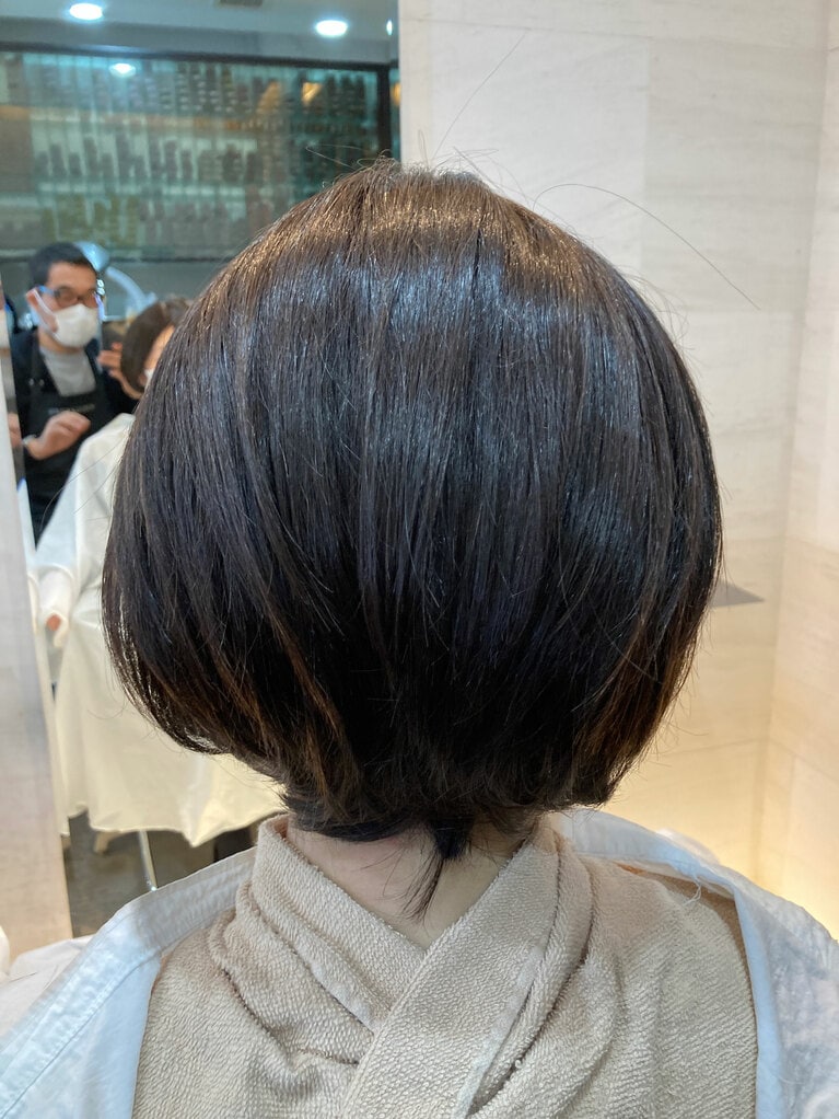 髪を失う覚悟と、ウィッグ選びを楽しむ。美容室でカットしてもらったので、ヘアスタイルを少し変えたくらいの印象で、ほぼ気づかれることがなかった。