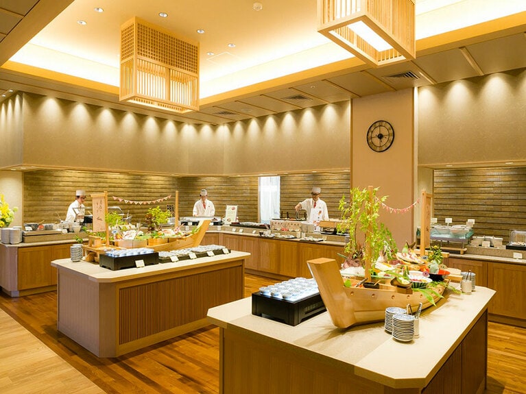 多彩な料理が並ぶビュッフェ。その場で調理もしてくれる。