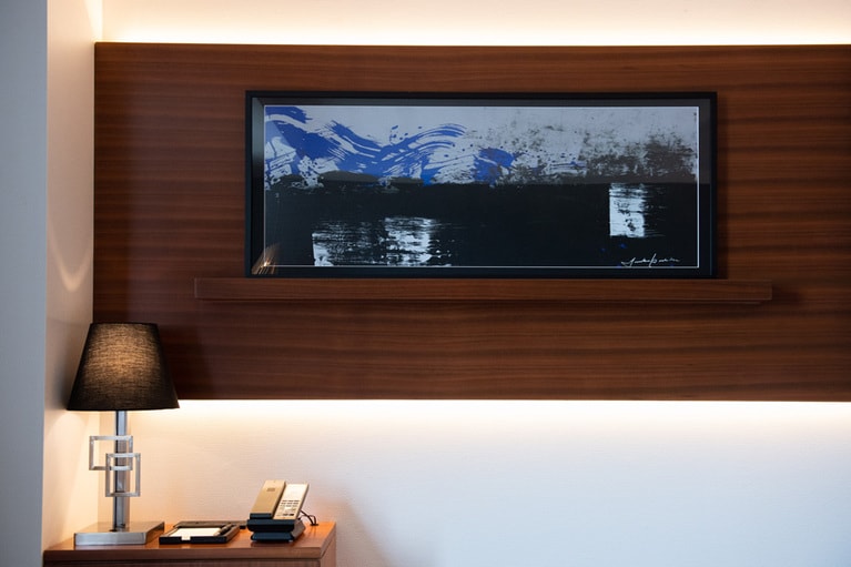 壁に飾られたコシノさんの絵画作品。