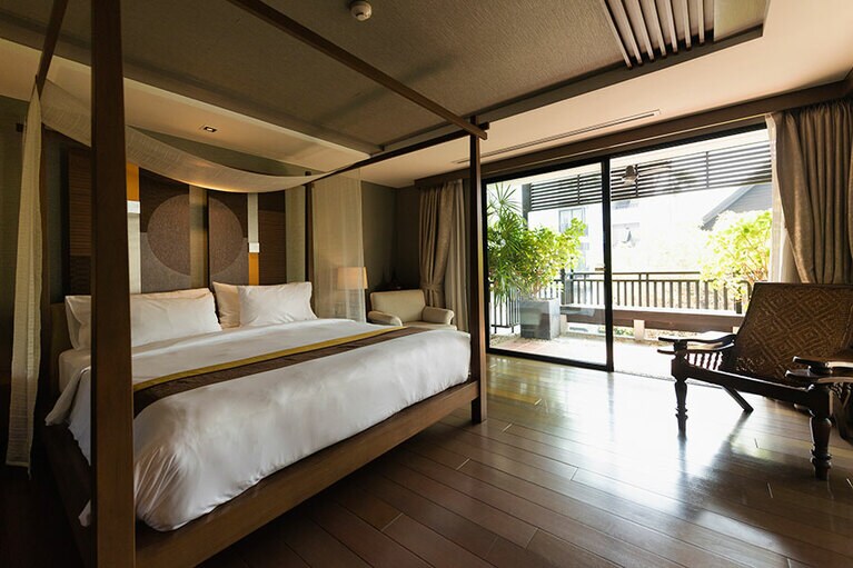 “ウェルネススイート”（朝食付き 16,000タイバーツ～）はジャグジーも備えている。