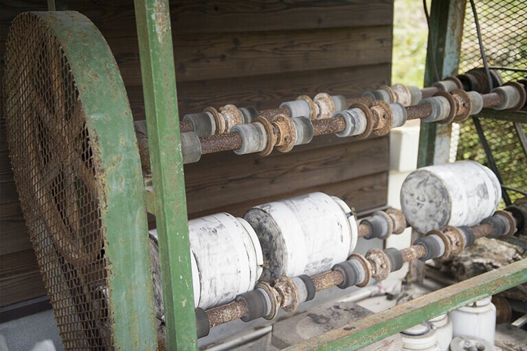 釉薬は近くの河原にある黒石や籾殻の灰から手作り。
