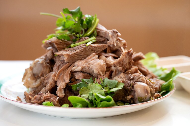 「骨付き羊背肉の塩煮」。