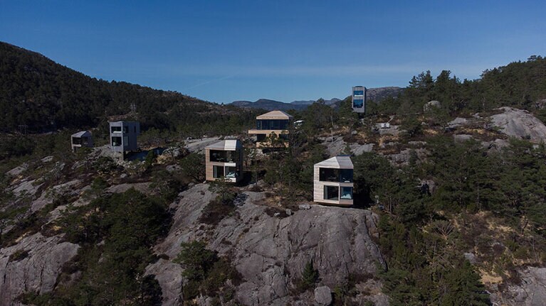 ナチュラルな外観は、周囲の景観への影響を最小限に抑えるよう考え抜かれたデザイン。©Elin Engelsvoll