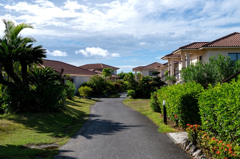 赤瓦の客室群は、すべてヴィラタイプ、スイート仕様。