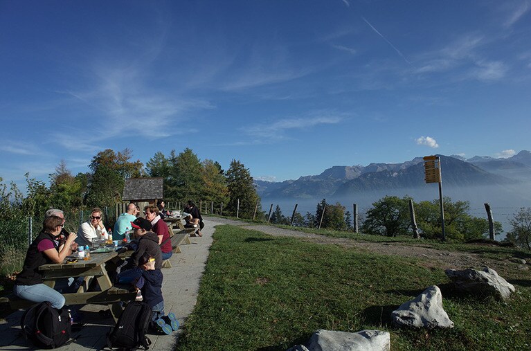 山頂のベンチやテーブルは自由に使うことができる。