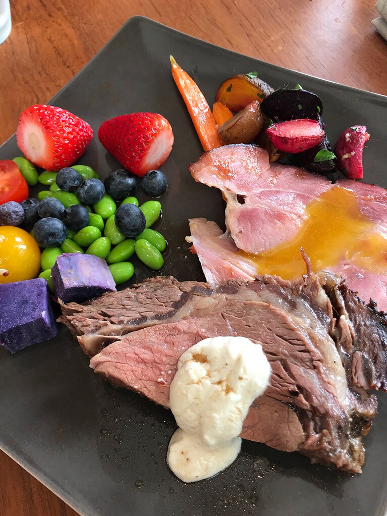 黒くて四角いお皿が、鮮やかな色の料理を引き立たせてくれる。