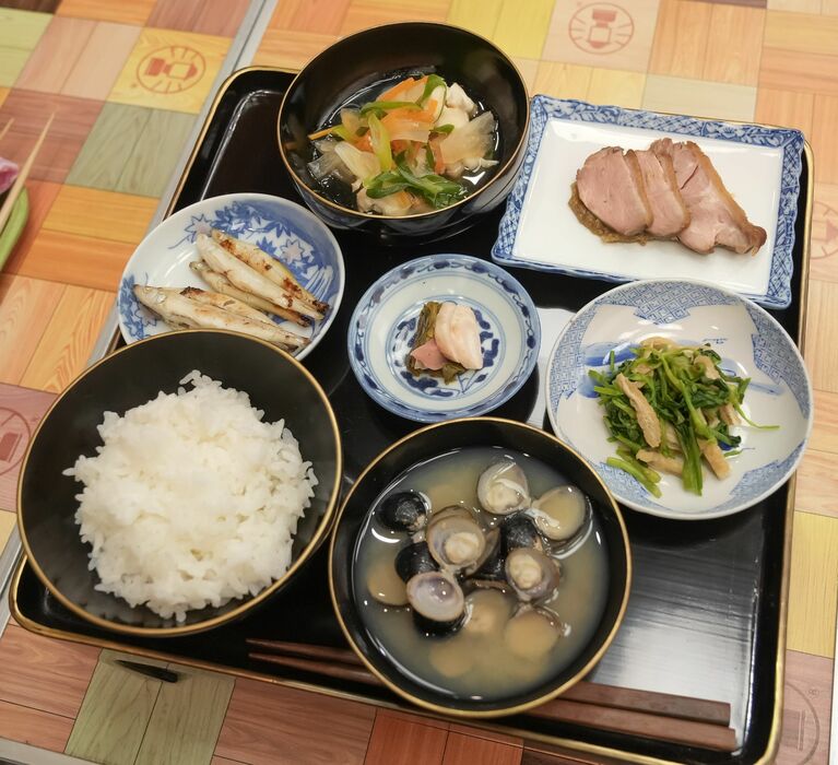 司之介が兎の商売で一時成功し、はぶりが良かった頃の松野家の夕餉。白いご飯にしじみ汁、煮なます、鴨の塩焼き、ワカサギの煎り酒浸し、津田かぶの糠漬け、黒田セリの煮浸し （C）NHK