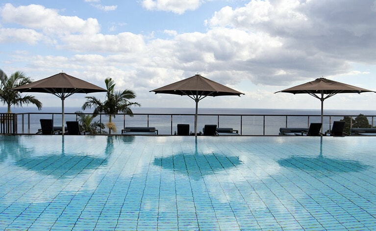 太平洋に続くインフィニティプールは、サンカラ ホテル＆スパ 屋久島のアイコン。