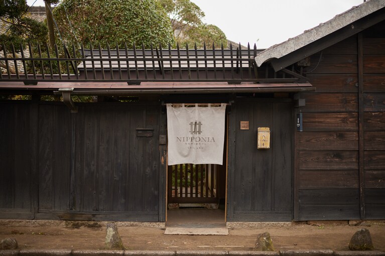 今回泊まったのは、佐原の名家「清宮利右衛門邸」の蔵を改装した、SEIGAKU棟301号室。