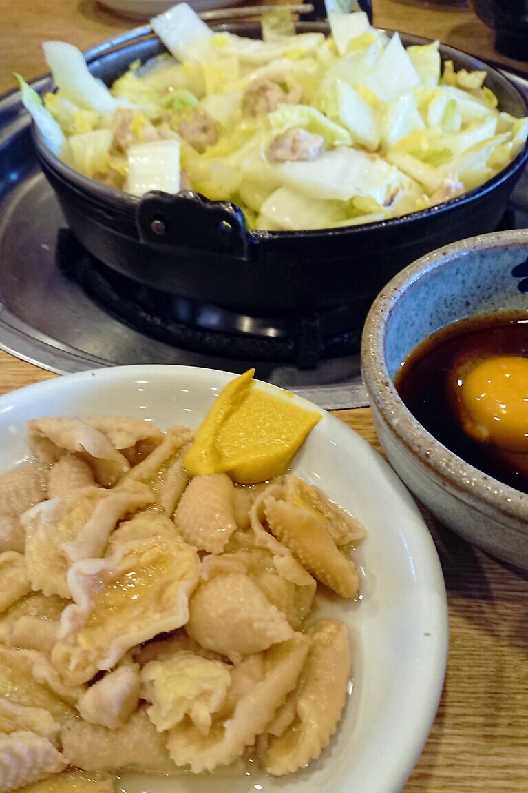 「さぶろうべい」のとり白菜鍋。やわらかく煮込んだ「とりかわ」も必ず注文して。