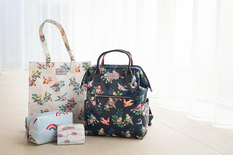 春の新作コレクションで登場する新プリント「スプリングバード」と「レインボー」。「スプリングバード」はカラフルな小鳥のモチーフ。キャス・キッドソンが永年描き続けている真骨頂のスタイルだ。「レインボー」は新作プリントで、雨が上がったロンドンの町で晴れ空に喜ぶ人びとをイメージして誕生。どちらも春らしい気持ちにさせてくれる新作だ。