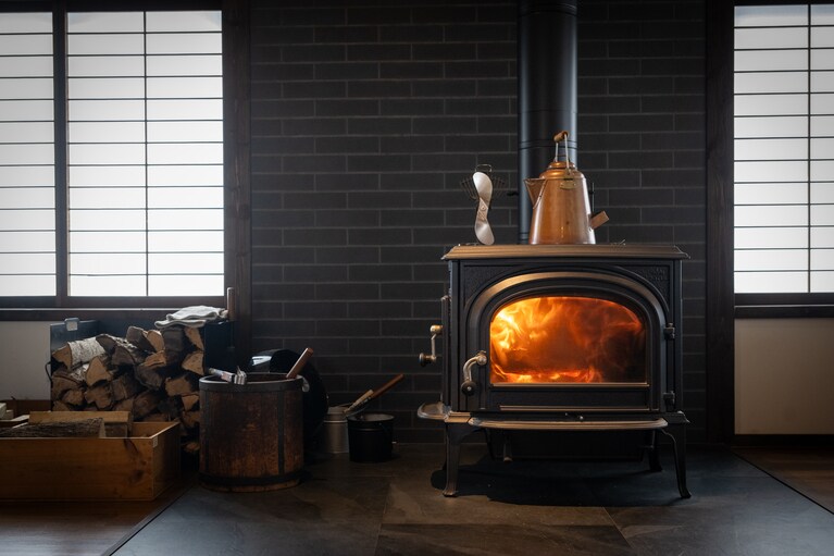 暖炉に火が入ると、フロア全体が暖かく、ゆったりとした時間が流れます。