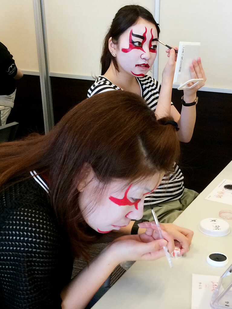 ［こまつ曳山交流館みよっさ］歌舞伎風メイクに挑戦！