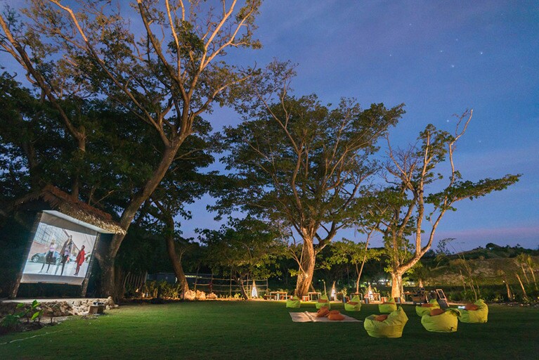 屋外で映画を鑑賞。見上げれば、星空。