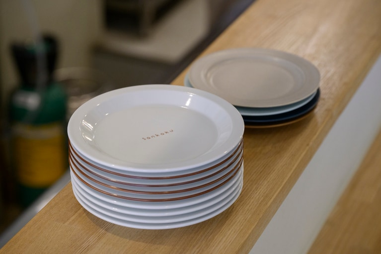 イートインで使われているお皿は、岡田さんの小学校時代からの友人であるガラス作家・山野アンダーソン陽子さんによるデザイン。店内で販売も。