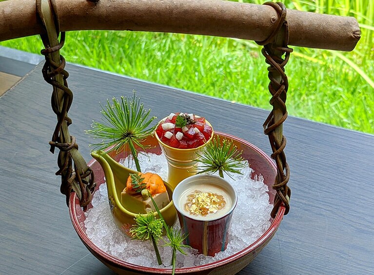 有田焼や九谷焼、備前焼などの器が用いられ、目と舌で「侘び寂」が感じられるようになっています。